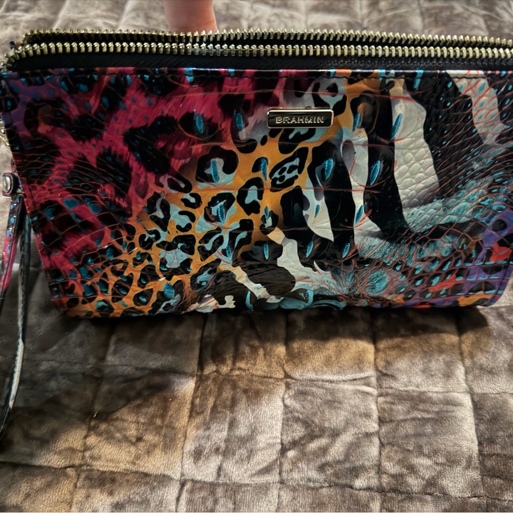 ✨ Beautiful Brahmin Melbourne Collection wristlet! multicolor embossed leather! - Picture 5 of 7
